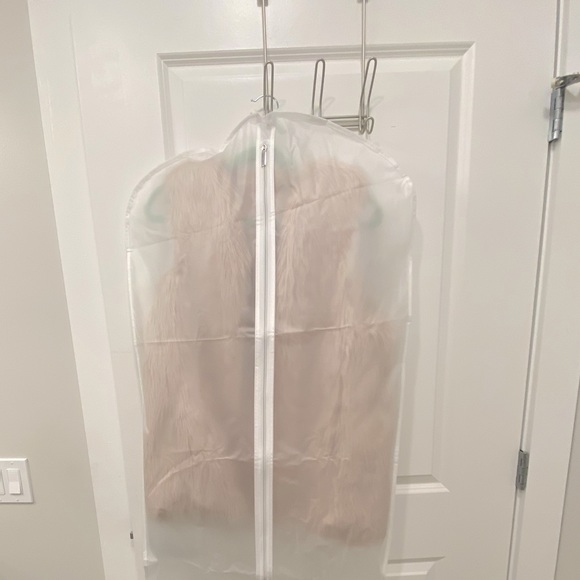 ✨MAKE AN OFFER✨ GORGEOUS Champaign Color GAP FAUX FUR VEST - Picture 4 of 4